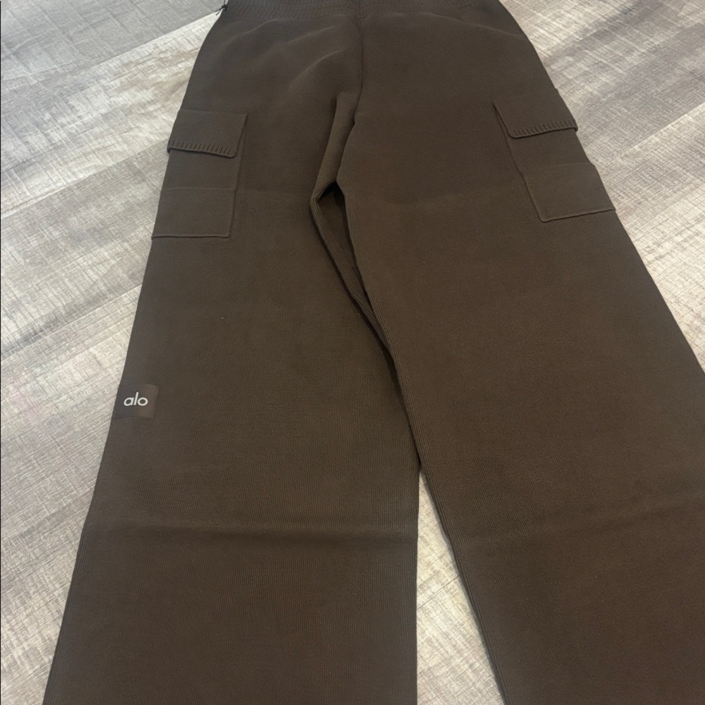 Alo Scholar Knit Cargo Pants - Picture 5 of 7